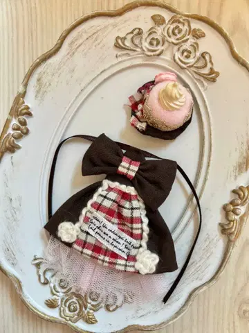 미니 브라이스 아웃핏 체크 무늬 드레스와 리본 포함 헤어핀