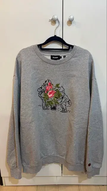 XLARGE 그레이 맨투맨 전체 자수