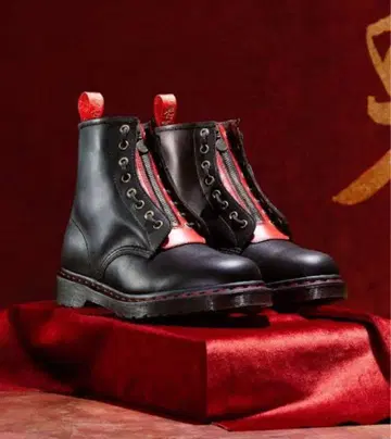 DR. MARTENS 2023 YEAR OF THE RABBIT UK3
