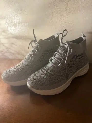 그레이 하이컷 스니커즈