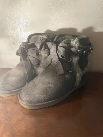 그레이 퍼 비쥬 장식 어그 부츠