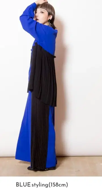 오즈모시스 새상품 이번 시즌 사이드 플리츠 스커트