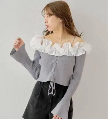 chico 프릴 도킹 소매 플레어 니트 오프숄더 리브 그레이