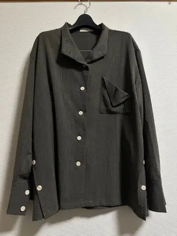 다크 그레이 긴팔 셔츠 스탠드 카라