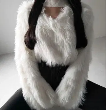 밈 셀렉 컷 아웃 초커 크롭 샤기 니트 화이트