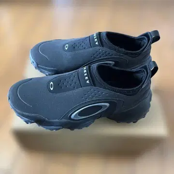 Oakley 블랙 스니커즈