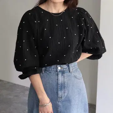 하트 자수 소매 볼륨 블라우스