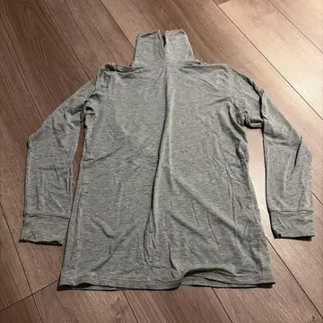 mizuiroind의 그레이 하이넥 긴팔 T셔츠