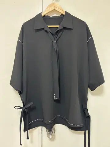 리본 포함 블랙 반팔 셔츠