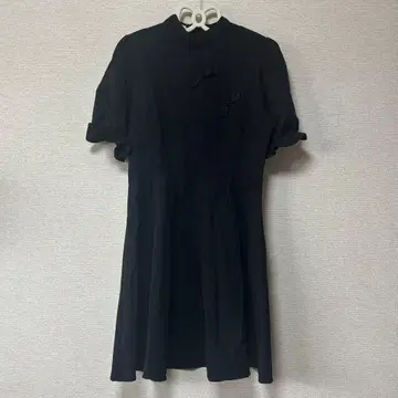 차이나 블랙 반팔 미니 원피스 버튼 포함