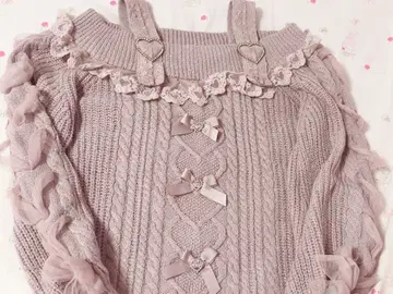 리즈리사 하트 버클 프릴 오프숄더 니트