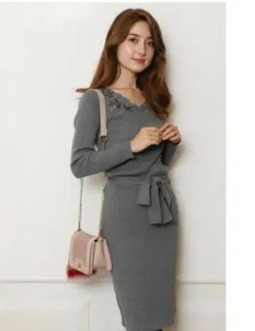 JUSGLITTY 몰 자수 니트 원피스