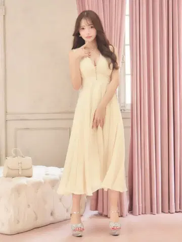 크림색 슬리브리스 드레스 미디 기장