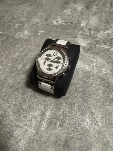 Swatch 실버 화이트 쿼츠 손목시계