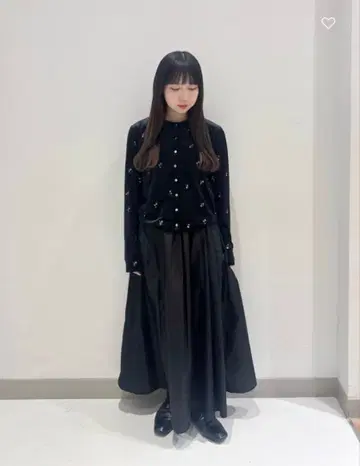 [A DAY IN THE LIFE] 친츠 턱 플레어 스커트 블랙