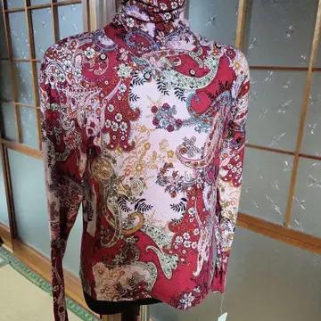 [ 새상품 ] SUPER Beauty 비쥬가 달린 터틀넥 긴팔 상의