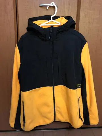 플리스 자켓 블랙/옐로우 컬러 후드 부착