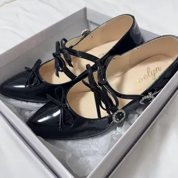 에블린 3연 리본 뮬 샌들 펌프스 블랙