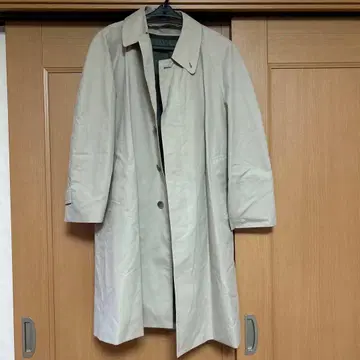 남성용 베이지 트렌치코트 라이