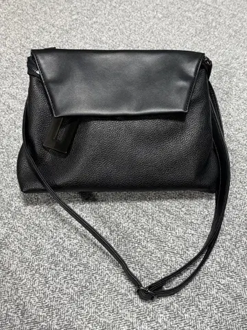 ear PAPILLONNER 수지 참 플랩 숄더백