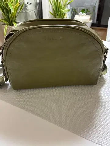 올리브 그린 가죽 숄더백