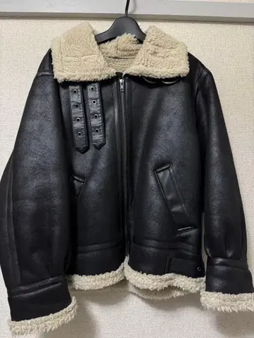 보아 카라 부착 블랙 가죽 코트