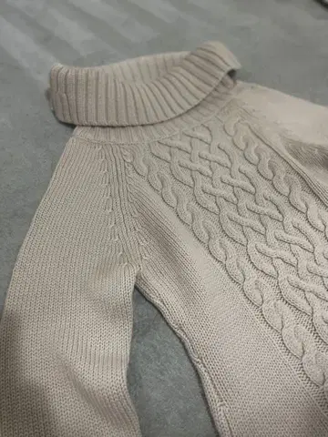 23구 38 터틀넥 케이블 니트 스웨터 아이보리