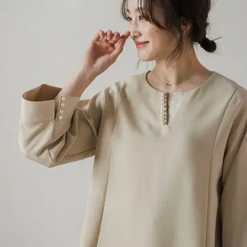 택 포함 새상품 에마 테일러 펄 키 넥 플레어 슬리브 블라우스