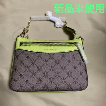 숄더백 그린과 모노그램