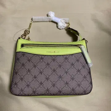 숄더백 그린과 모노그램