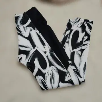 SUKALA 하트 프린트 사이드 개더 레깅스 M 덤 포함