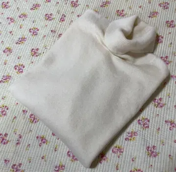 유니클로 캐시미어 100% 터틀넥 스웨터 L 크림색 DMW