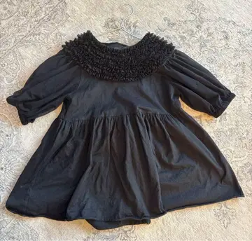 프릴 달린 블랙 튜닉