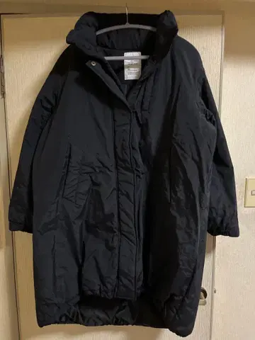 후드 부착 롱 다운 자켓 블랙