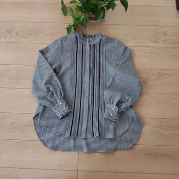 [ SHIPS ] 펄이 반짝이는 사다리 레이스 핀턱 블라우스