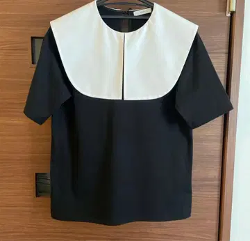 큰 카라 부착 블랙 화이트 반팔 상의 Yori