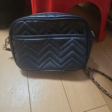 블랙 지그재그 퀼팅 숄더백