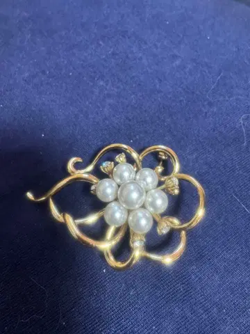 꽃 모양 펄 브로치