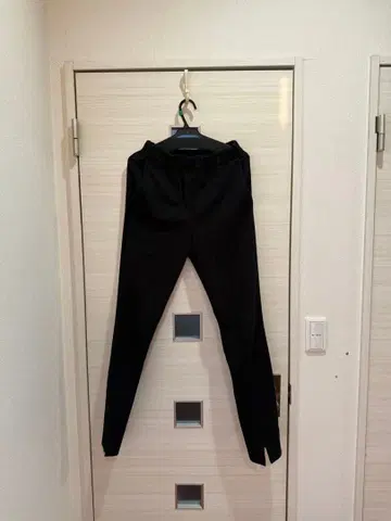 Yori 누쿠누쿠 프론트 슬릿 슬림 팬츠 블랙