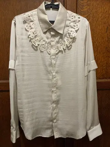 레이스 달린 옷깃의 아이보리 긴팔 블라우스