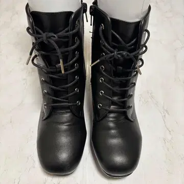 거의 새상품급 통굽 레이스업 부츠 7홀 블랙 사이즈 24.5
