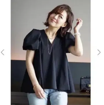 블랙 V넥 퍼프 슬리브 상의