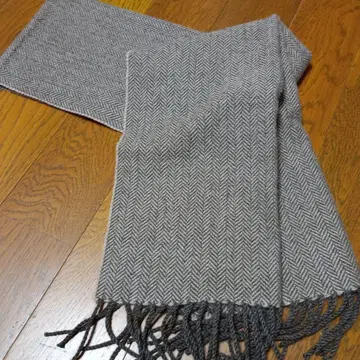 따뜻하고 부드러운 촉감의 캐시미어 100% 헤링본 머플러 브라운 계열