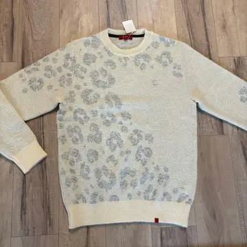 레오파드 무늬 크림색 스웨터