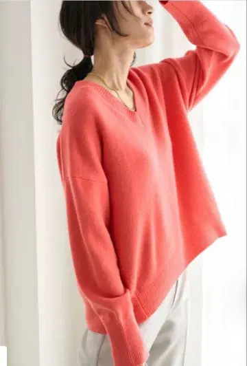 코랄 핑크 V넥 니트 긴팔