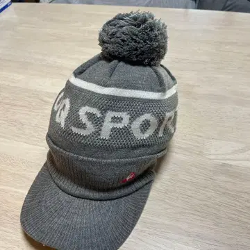 미사용 르꼬끄 스포르티브 그레이 니트 폼폼 포함 캡