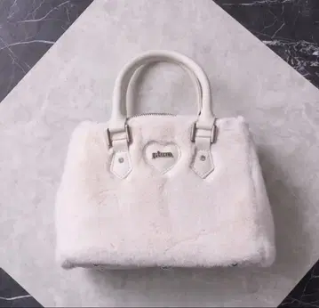 새상품 미사용 비쥬 체인 포함 pium 하트 퍼 백 화이트