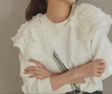 DONOBAN 프릴 칼라 맨투맨 화이트