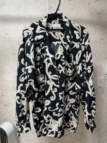 NORMA KAMALI 블랙 화이트 플라워 무늬 긴팔 셔츠