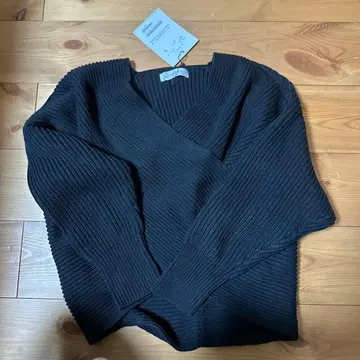 다크 그레이 V넥 스웨터 가레나